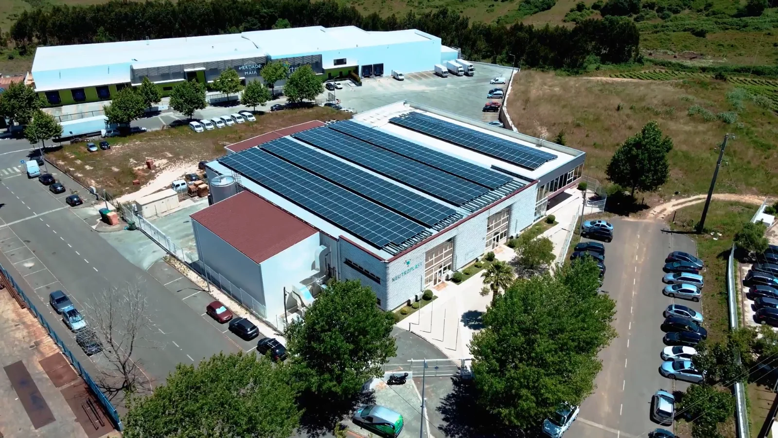 Vista aérea da fábrica Neutroplast com painéis fotovoltaicos